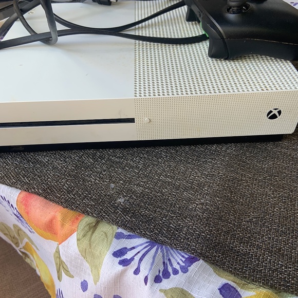 Xbox one s - Picture 1 of 1